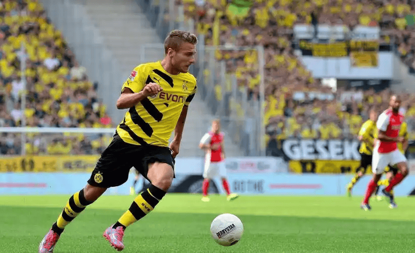 包含Ming连续五场比赛得分超过挺进下一轮费耶诺德围绕荷甲刷新队史纪录，网友：Uzi连续十场比赛得分超过高光表现的词条